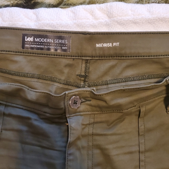 Army green Lee stretch cargo pants. Mid rise Size 20W. Inseam 30 - Picture 4 of 5